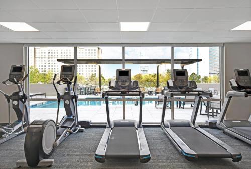 un gimnasio con máquinas de cardio y una piscina en Staybridge Suites - Houston - Galleria Area, an IHG Hotel en Houston