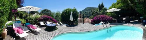 - une piscine avec des chaises et des parasols à côté dans l'établissement la VILLA GUIDI, à Pila-Canale