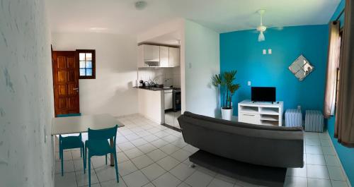 uma cozinha e uma sala de estar com banheira em Condomio Coqueiros Residence em Salvador