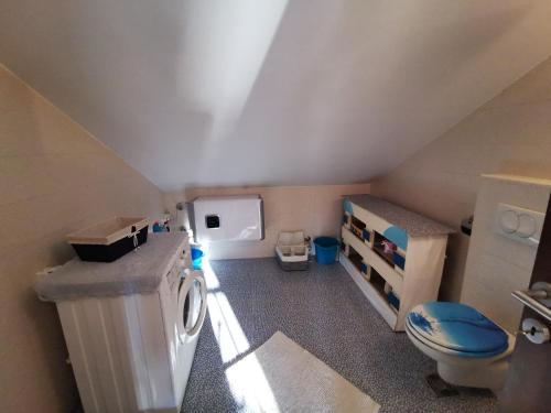 La petite salle de bains est pourvue de toilettes et d'un lavabo. dans l'établissement Villa Sofia, à Kotor