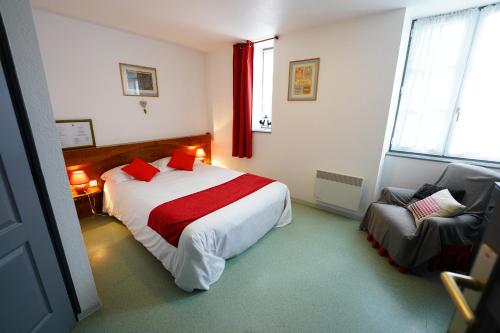 Postel nebo postele na pokoji v ubytování Logis Hôtel Le Relais Des Remparts