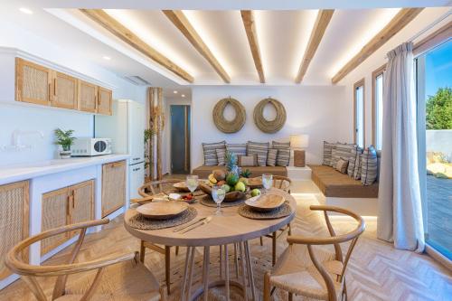 a kitchen and living room with a table and chairs at Villa Alyko in Aliko Beach