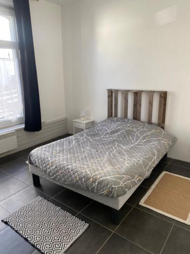 une chambre avec un lit dans une pièce dans l'établissement Loft Boulonnais, à Boulogne-sur-Mer