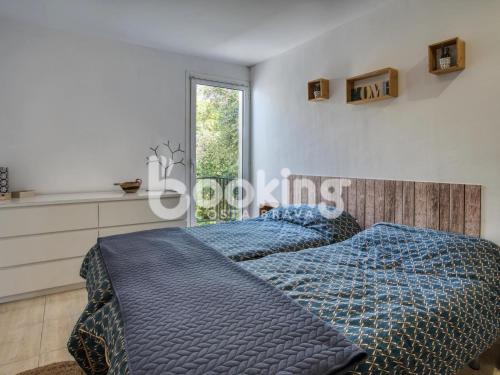 Postel nebo postele na pokoji v ubytování Begonias Apartament per 4 persones amb gran terrassa chill out a 10 minuts de la platja