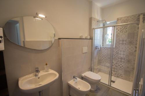 Ванная комната в Appartamento di 5 locali,8 posti letto vista mare