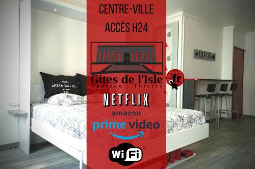 シャトー・ティエリにあるGîtes de l'isle Centre-Ville - WiFi Fibre - Netflix, Disney, Amazon - Séjours Proのベッド付きの部屋の赤い看板