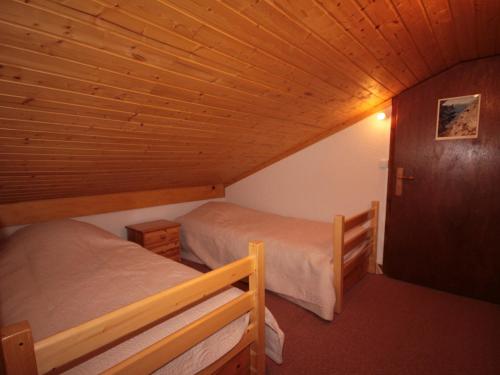 una habitación con 2 camas en una cabaña en Appartement Hauteluce, 3 pièces, 6 personnes - FR-1-293-9 en Hauteluce