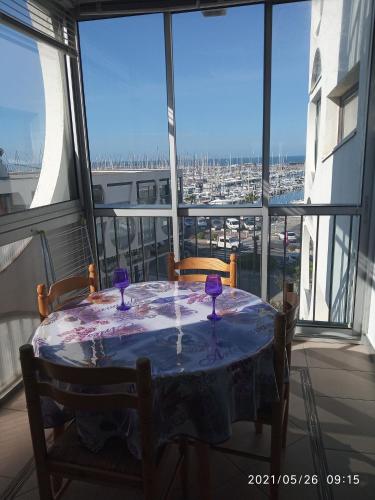 une table dans une pièce avec vue sur une ville dans l'établissement T2 Superbe vue port et mer, à La Grande Motte