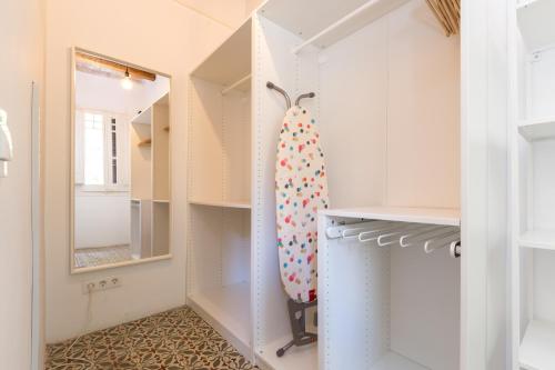 een inloopkast met witte kasten en een spiegel bij Stay Unique Apartments Corsega in Barcelona