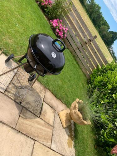 Kemudahan BBQ tersedia untuk tetamu di apartmen