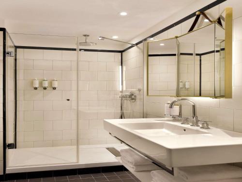 Phòng tắm tại l'Echiquier Opéra Hotel Paris - MGallery Collection