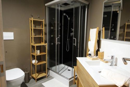 a bathroom with a shower and a toilet and a sink at Dimora Nettare in Brindisi