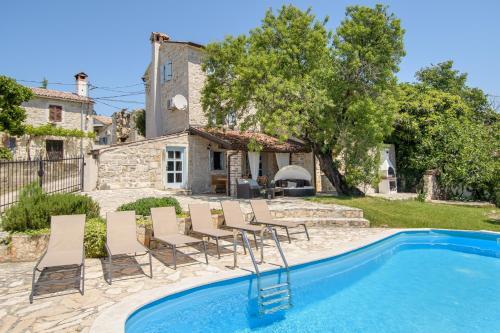 - Vistas al exterior de una casa con piscina en Villa C'est la vie, en Buje