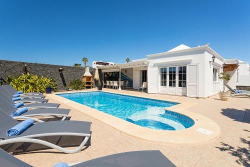 VILLA ALKI by Buenavilla