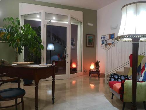 sala de estar con piano, sofá y mesa en Il Matino, en Leverano