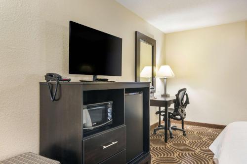 Télévision ou salle de divertissement dans l'établissement Quality Inn & Suites Florence - Cincinnati South