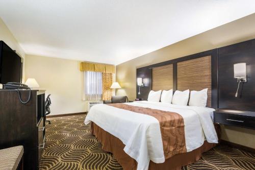 Un ou plusieurs lits dans un hébergement de l'établissement Quality Inn & Suites Florence - Cincinnati South