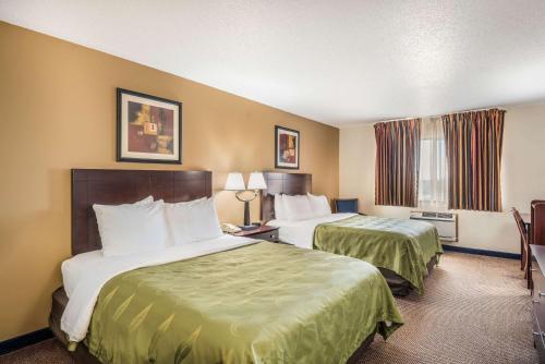 En eller flere senger på et rom på Quality Inn & Suites Eldridge Davenport North