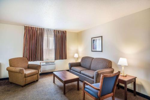 Χώρος καθιστικού στο Quality Inn & Suites Eldridge Davenport North