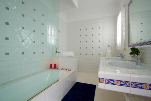 A bathroom at SUEÑOS DEL MAR by Buenavilla