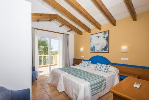 A bed or beds in a room at Villas Amarillas