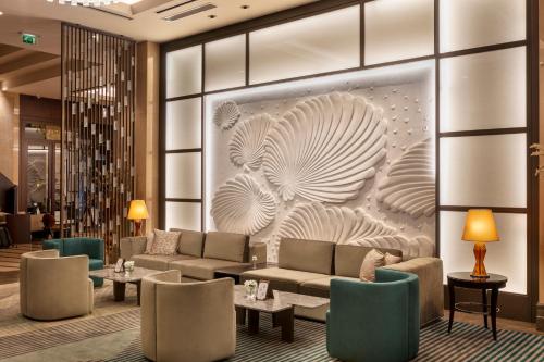 un vestíbulo de un hotel con sofás y sillas en Titanic Business Kartal, en Estambul