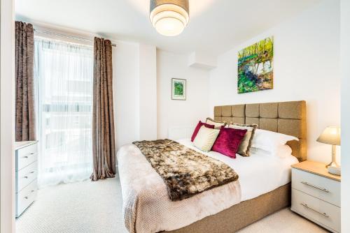 Self-contained town centre apartment Queensgate nr Marketfield by Helmswood Serviced Apartments