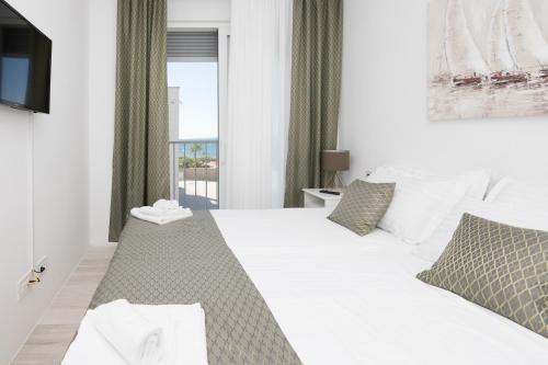 Posteľ alebo postele v izbe v ubytovaní Luxury Villa Teuta with Heated Pool