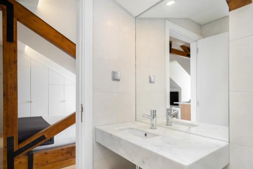 里斯本的住宿－Beato HUB Residences | Perfect for Digital Nomads & Families，一间带水槽和镜子的浴室