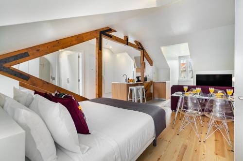 Un dormitorio con una cama y una sala de estar. en WHome Lisbon Prime Aparts - BeatoHub, en Lisboa