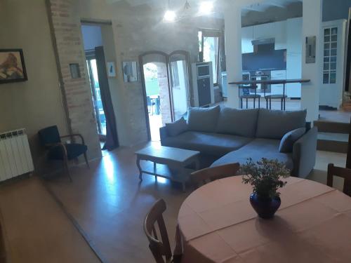 Χώρος καθιστικού στο Charmant appartement vue sur la rivière.
