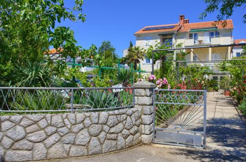 Κήπος έξω από το Apartments Adria Danka