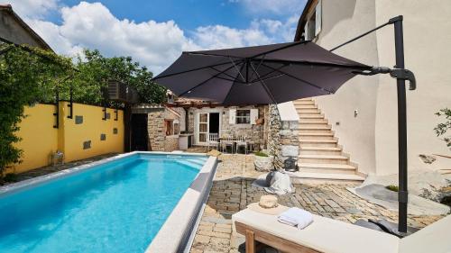 Πισίνα στο ή κοντά στο Rustic Villa Katarina by Villas Holiday