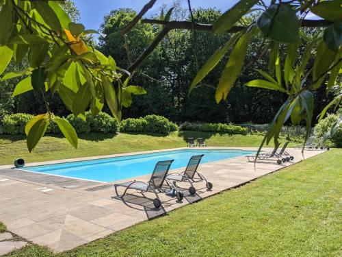 2 sillas y una piscina en un patio en Château d'Urtubie, en Urrugne