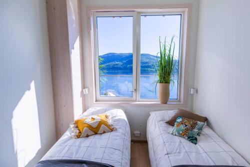 Ένα ή περισσότερα κρεβάτια σε δωμάτιο στο Mjøssuite with lovely view