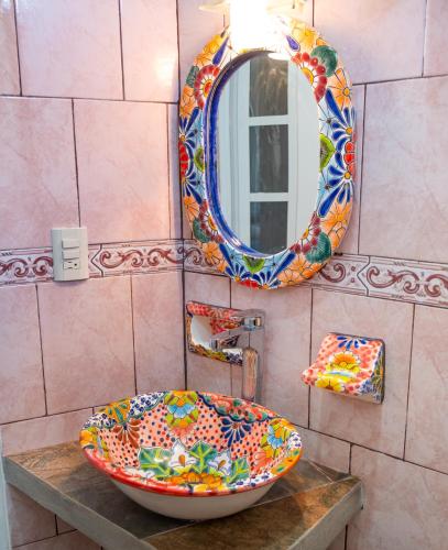 a bathroom with a colorful sink and a mirror at Casa Lomas del Marinero Internet Starlink SIN GARAJE in Puerto Escondido