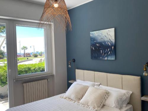 Un pat sau paturi într-o cameră la Casa Blu litorale Andora