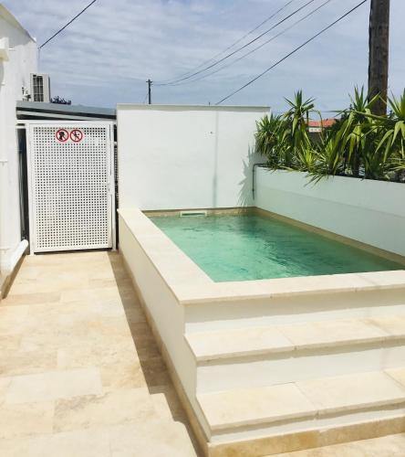 une piscine sur le toit d'une maison dans l'établissement Casa Léon, à Narbonne