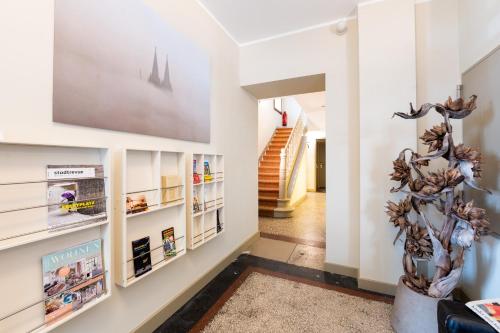 un couloir avec des murs blancs et un escalier dans l'établissement Hotel Casa Colonia, à Cologne