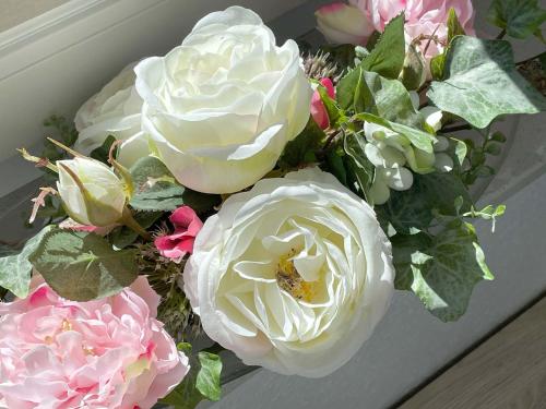 a bouquet of white and pink flowers on a table at Haus Nordseekrabbe in Greetsiel