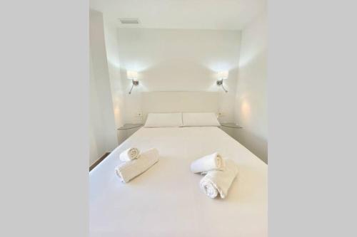 - une petite chambre blanche avec 2 serviettes sur un lit dans l'établissement Luxury Apartment 3 bed 2 bath, à El Campello
