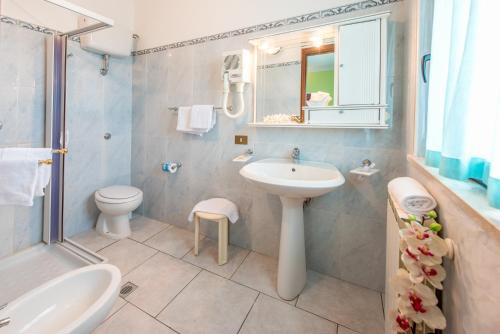 Koupelna v ubytování Hotel Villa Truentum