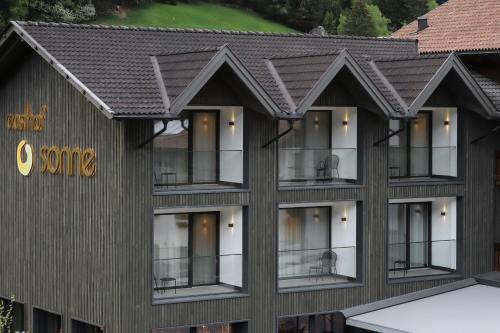 an external view of a building with windows at Gasthof Sonne snc in Sarntal