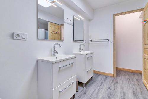 a bathroom with two sinks and a mirror at À 80m des pistes, bel appartement pour 15 in Génos