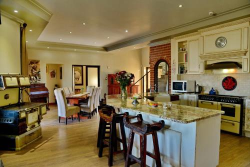 eine große Küche mit einer Theke und einem Esszimmer in der Unterkunft Kameeldrift Waterfront Estate & Resort in Brits