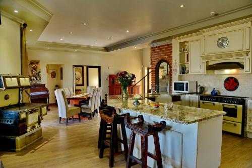 cocina grande con encimera y comedor en Kameeldrift Waterfront Estate & Resort en Brits