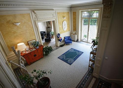 an overhead view of a living room with a table at Hotel Le Clos Raymi in &Eacute;pernay