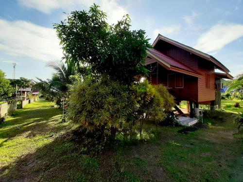 a small house with a tree in front of it at Gardenhomeresortkohjum in Ko Jum