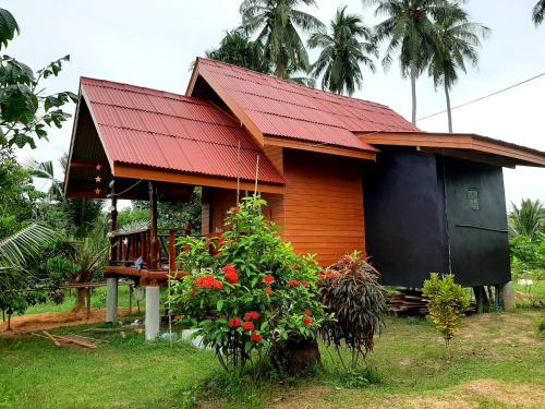 a small house with a red roof at Gardenhomeresortkohjum in Ko Jum