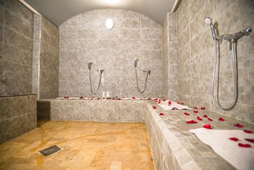 Ett badrum på Hotel Tildi Hotel & Spa